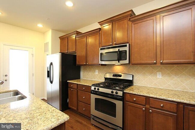 Building Photo - 23236 Roberts Tavern Dr