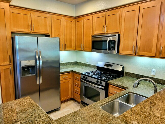Building Photo - Stunning 2 Bed 2 Bath Penthouse Condo in L...