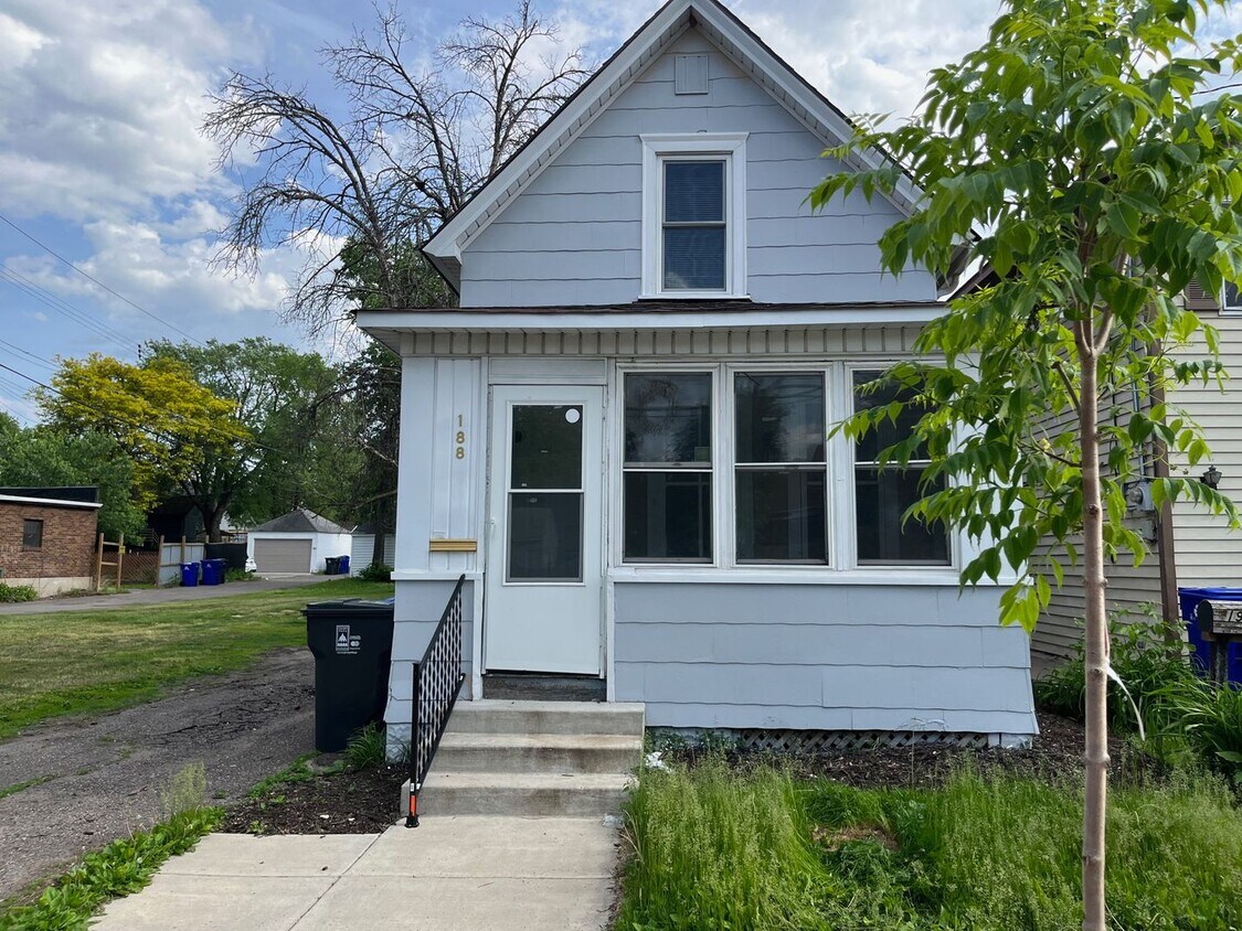 Foto principal - Great 2 bedroom plus den in a two-level ho...