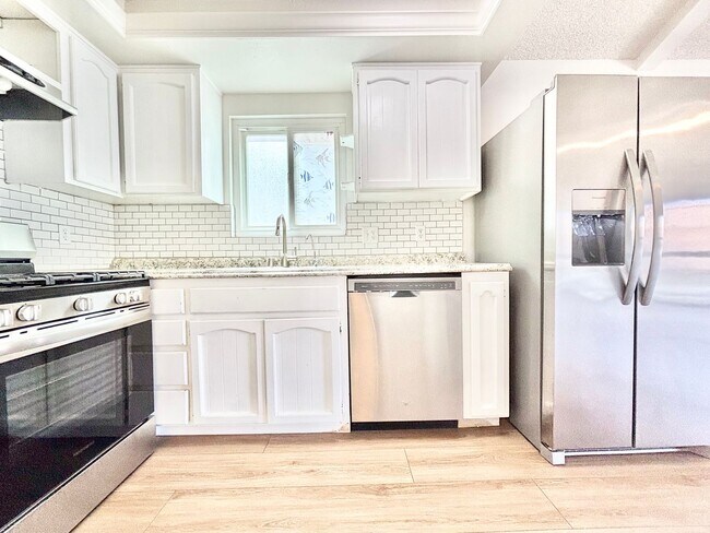 Foto del edificio - Oxnard | UPDATED | 2 Bed + 1 Bath- Upper u...