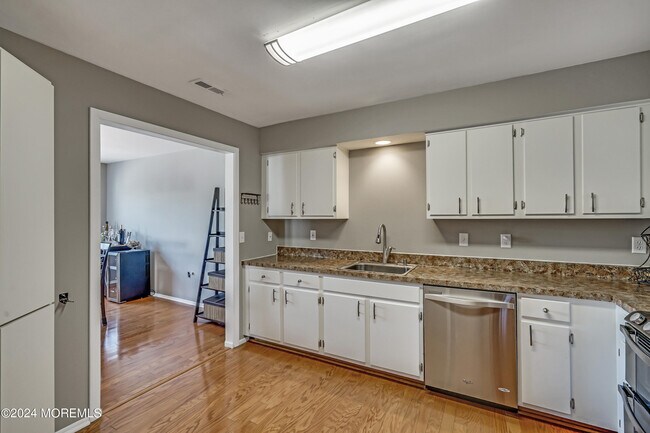 Building Photo - 256 Tennis Ct