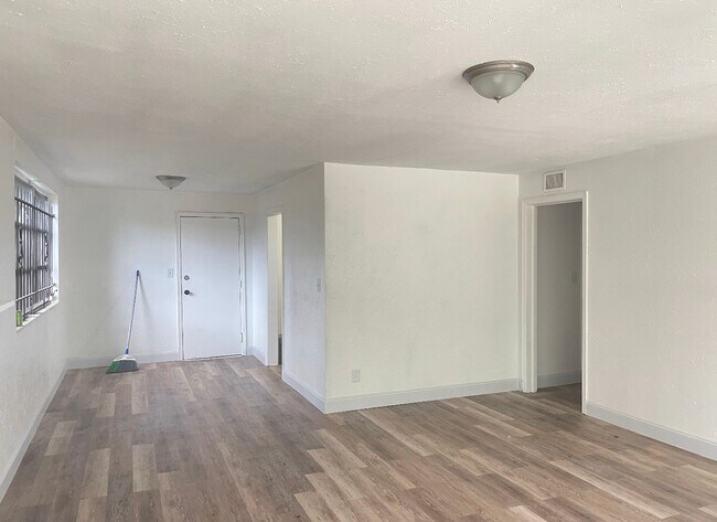 Building Photo - 1267 W 26th St