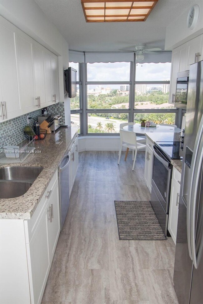 Foto del edificio - 3500 Mystic Pointe Dr