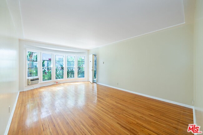 Foto del edificio - 121 N Sweetzer Ave