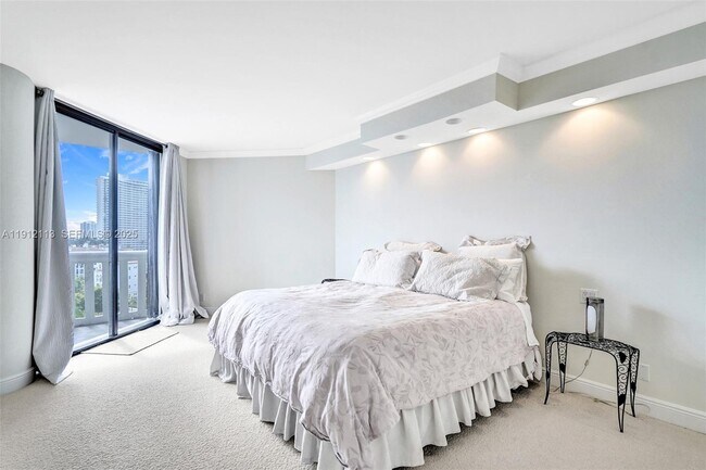 Foto del edificio - 3000 Island Blvd