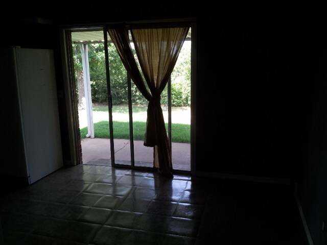 Building Photo - Harwood Floors - Mid-Del Schools - Big Yard