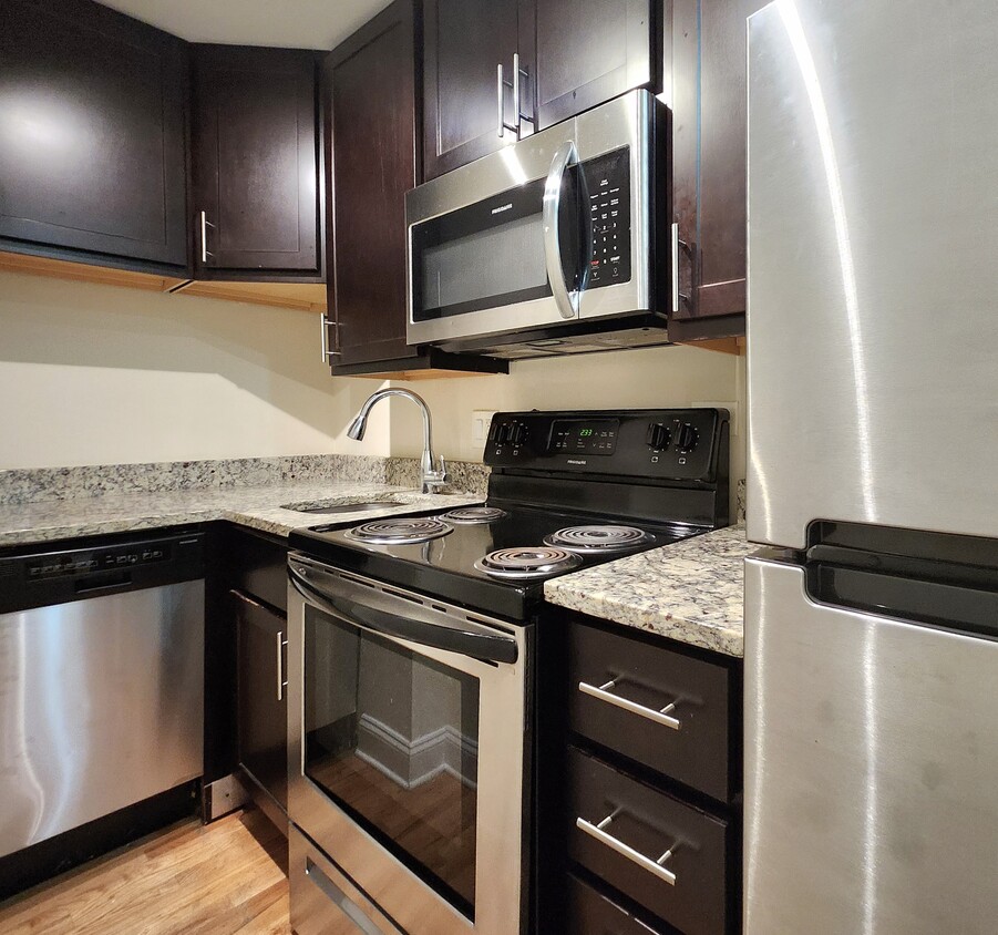 Primary Photo - Gorgeous Updated Gold Coast Studio - SS Ap...