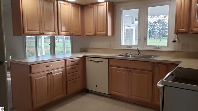 Building Photo - 213 Fairlane Dr