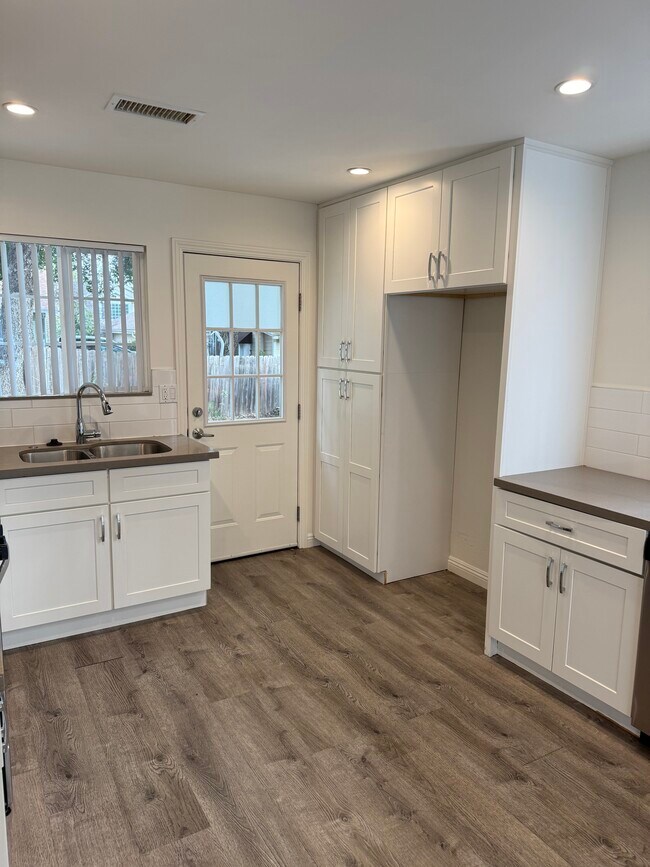 Cocina - 154 S Grand Oaks Ave