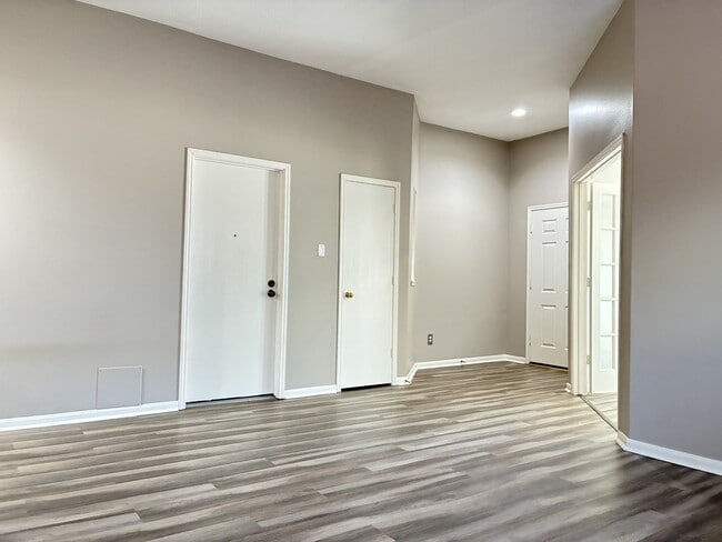 Building Photo - 2427 Halstead Dr