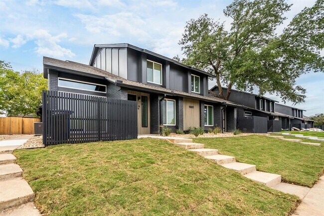 Building Photo - 1907 Albury Cove