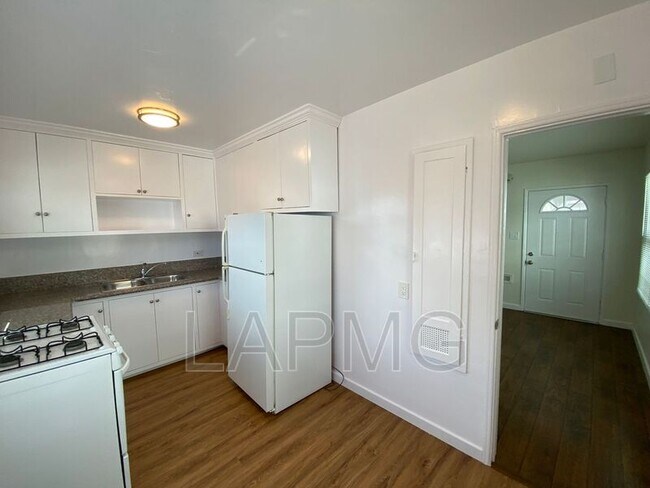 Building Photo - 2312 Ocean Park Blvd
