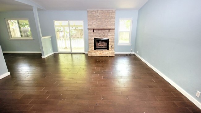 Building Photo - Beautiful remodel in Milwood