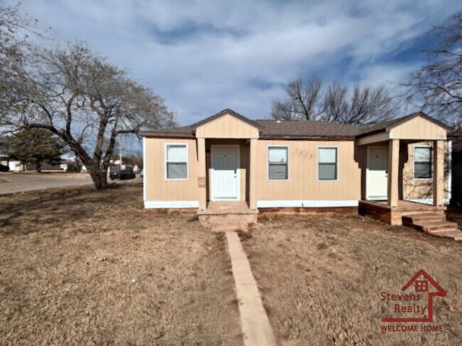 Building Photo - 1315 SW E Ave