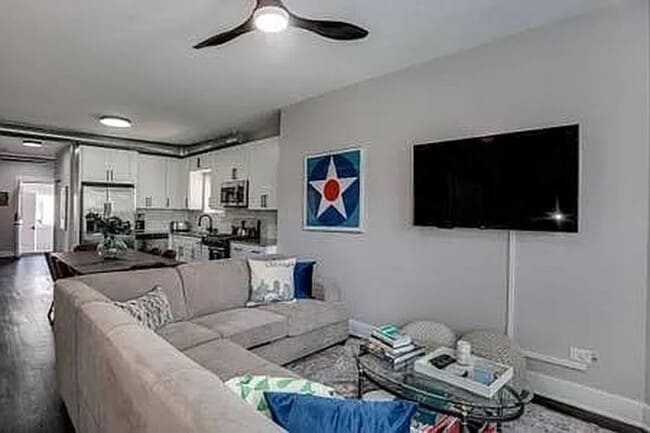 Building Photo - 3 bedroom in Chicago IL 60613