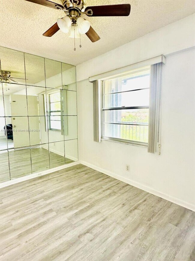 Foto del edificio - 300 SW 134th Way 413E, Pembroke Pines, FL ...