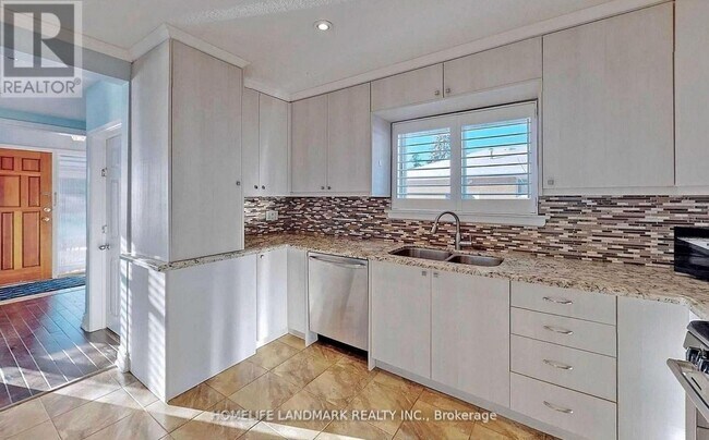 Photo du bâtiment - 381 Osiris Dr