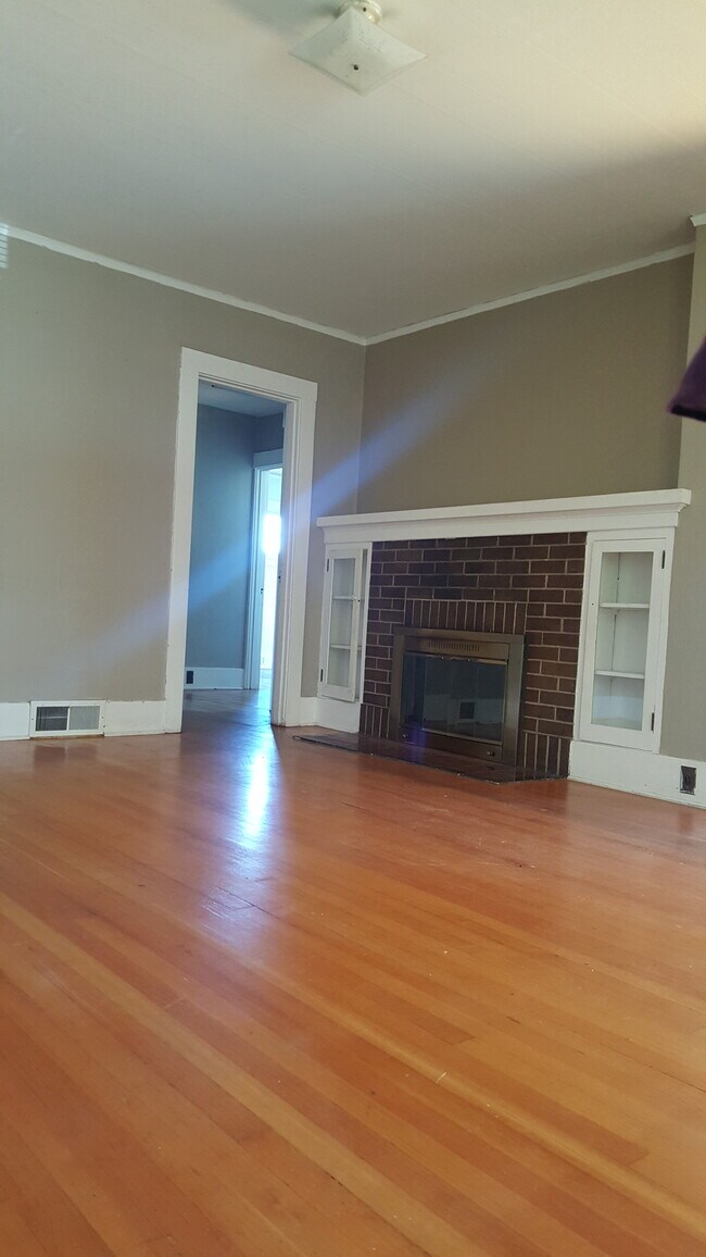 Building Photo - 415 S Division Ln
