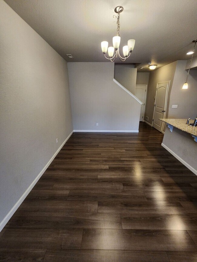 Foto del edificio - Beautiful Townhome