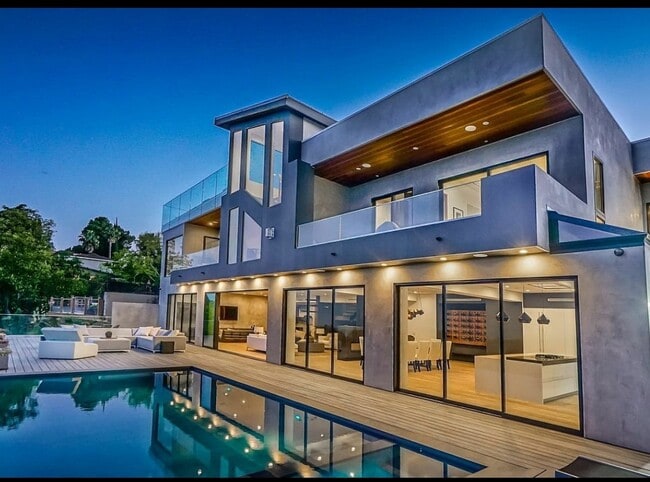 Foto del edificio - 2484 Roscomare Rd