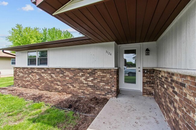 Building Photo - 3124 N Bluemound Dr