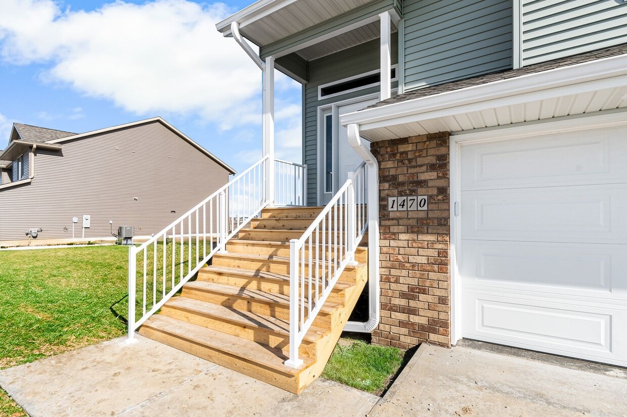 Primary Photo - 3 BR Split Foyer