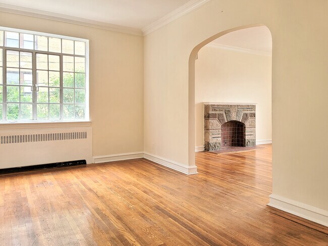 Building Photo - 400 44th St