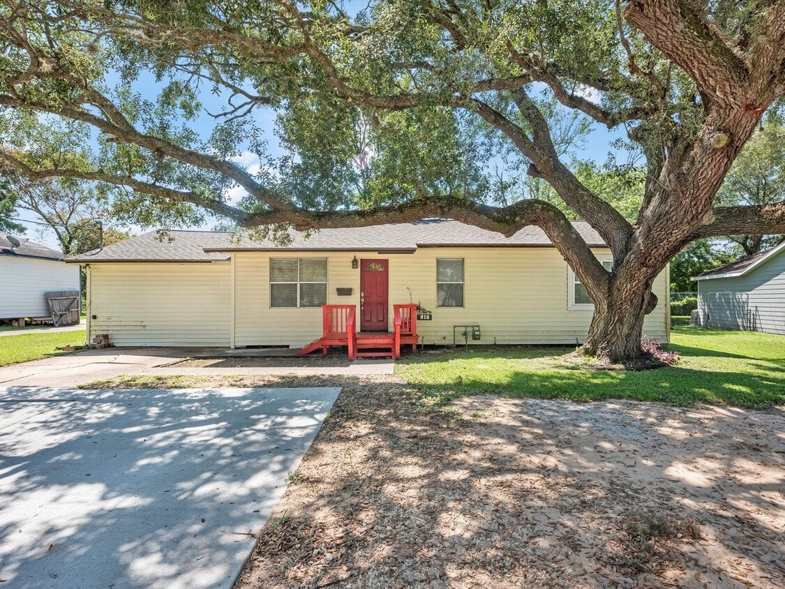 Primary Photo - 212 N Shady Oaks St