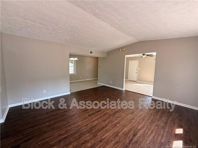 Foto del edificio - 4805 Fellows Ct