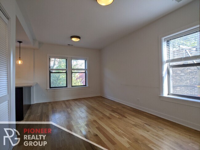 Building Photo - 2205 W Eastwood Ave