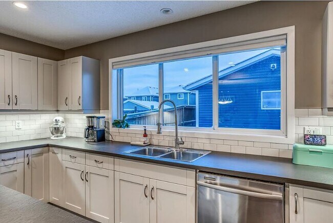 Photo du bâtiment - Beautiful 4 Bd/3/5 Bath Home, with Ovrszd ...