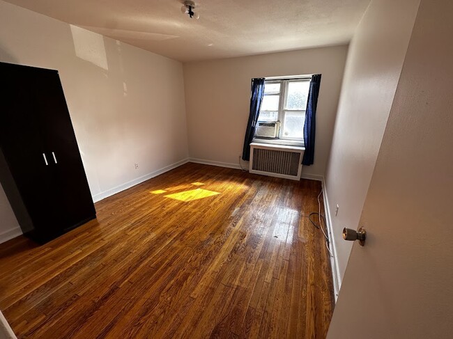 large bedroom - 40 Glenwood Ave
