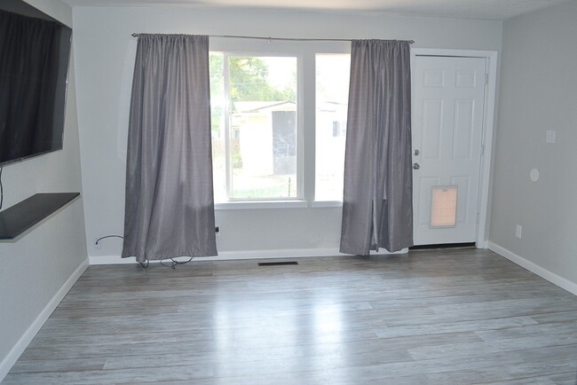 Building Photo - 320 Cuchara St