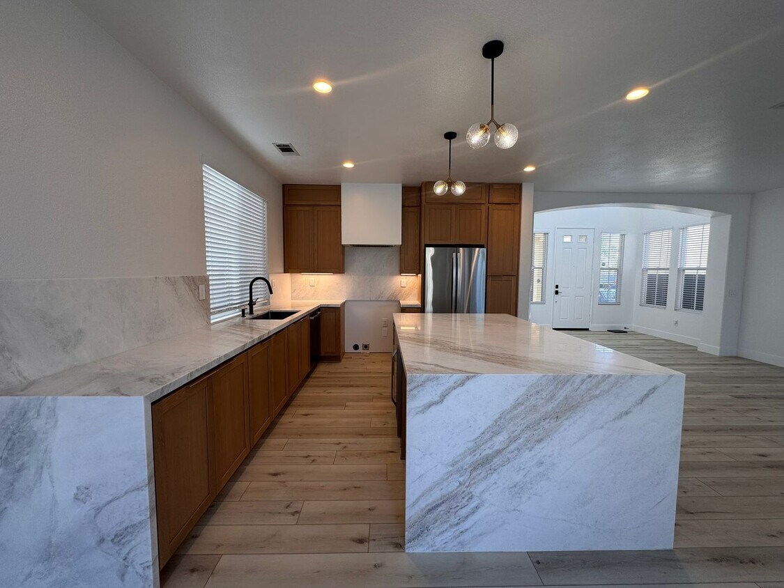 Foto principal - Charming Two-Story Home in Oceanside with ...