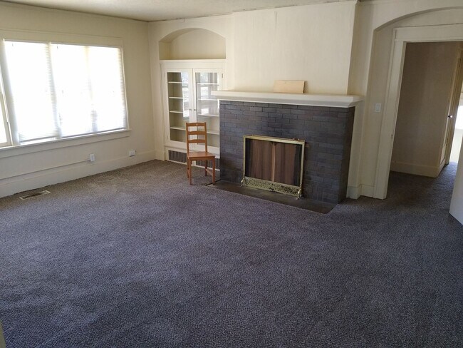 Building Photo - 7 bedroom 2 bath house! Very close to SUU!