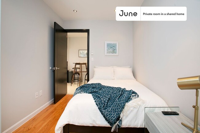 Building Photo - Private bedroom in 3 bed/1 bath Home