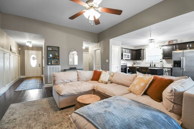 Building Photo - Pet Friendly Three Bedroom with Bonus!