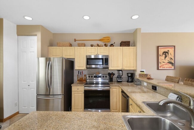 Building Photo - TURNKEY - LUXURY 2BED/2BA FULLY FURNISHED ...