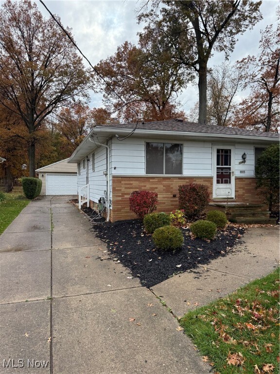 15809 Montrose Ave Cleveland, OH 44111 – photo 1