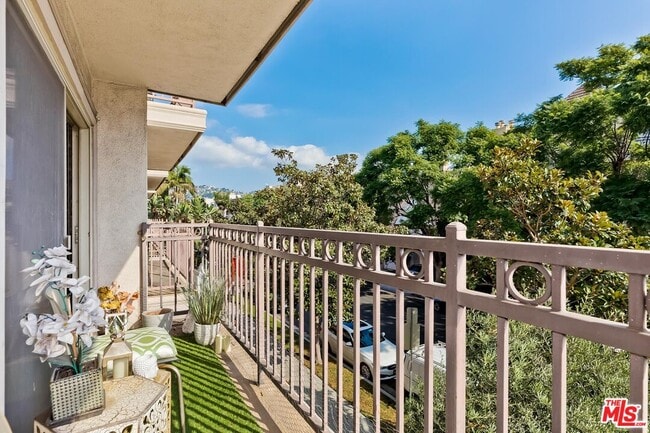 Building Photo - 141 S Clark Dr