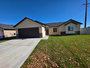 Building Photo - 287 Noble St Building Photo - 287 Noble St