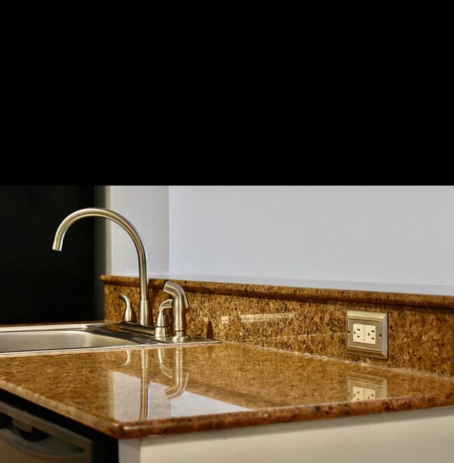 Foto del edificio - 1627 Meadows Cir W