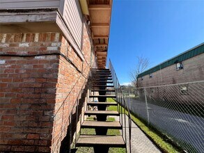 Building Photo - 1042 W Village Ct