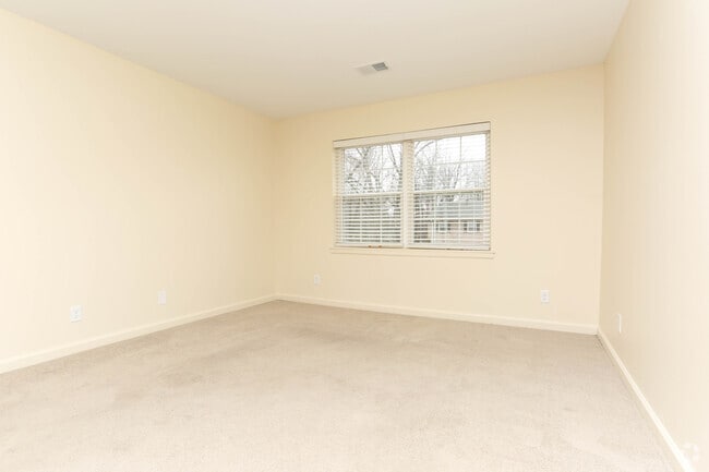 2BR, 1BA - 801 SF - Living Room - Markwell Village