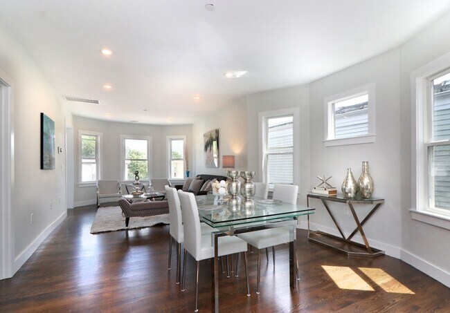 Building Photo - 127 Pleasant St