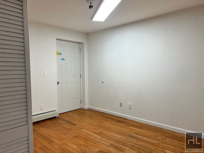 Building Photo - Amazing 2 Bed 1 bath WOODSIDE!!!