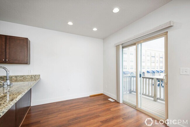 Foto del edificio - Stunning Townhome in Central Murray Location!