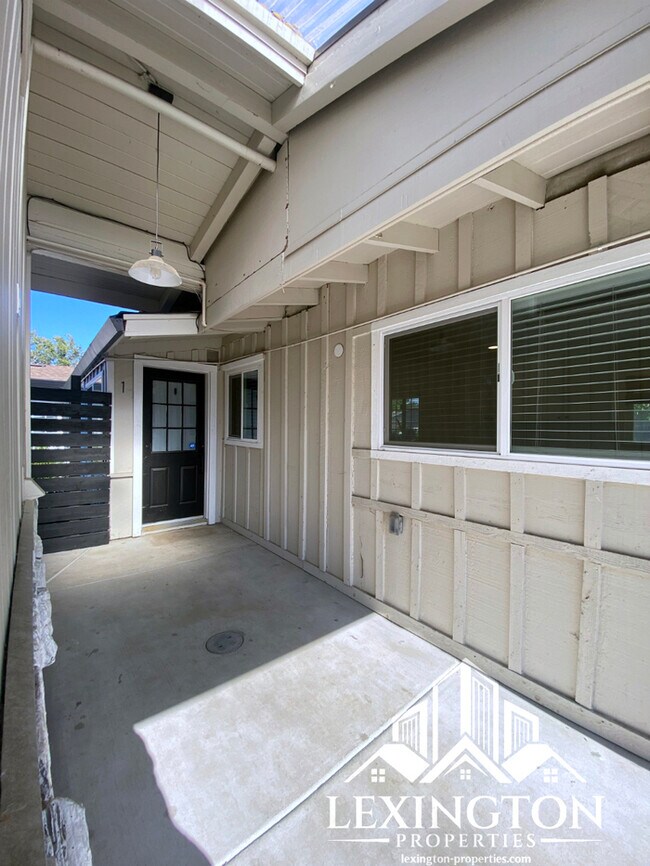 Foto del edificio - Beautifully Updated, 2bd/1ba, Home availab...