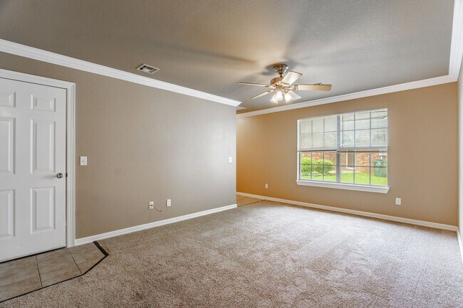 Building Photo - Great duplex in a great location