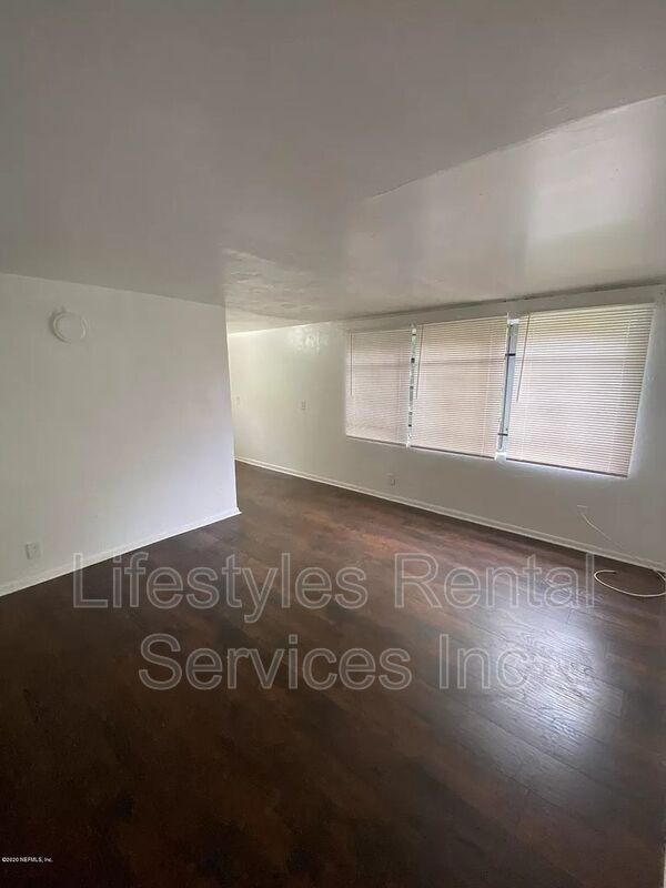 Building Photo - 2221 W 39th St